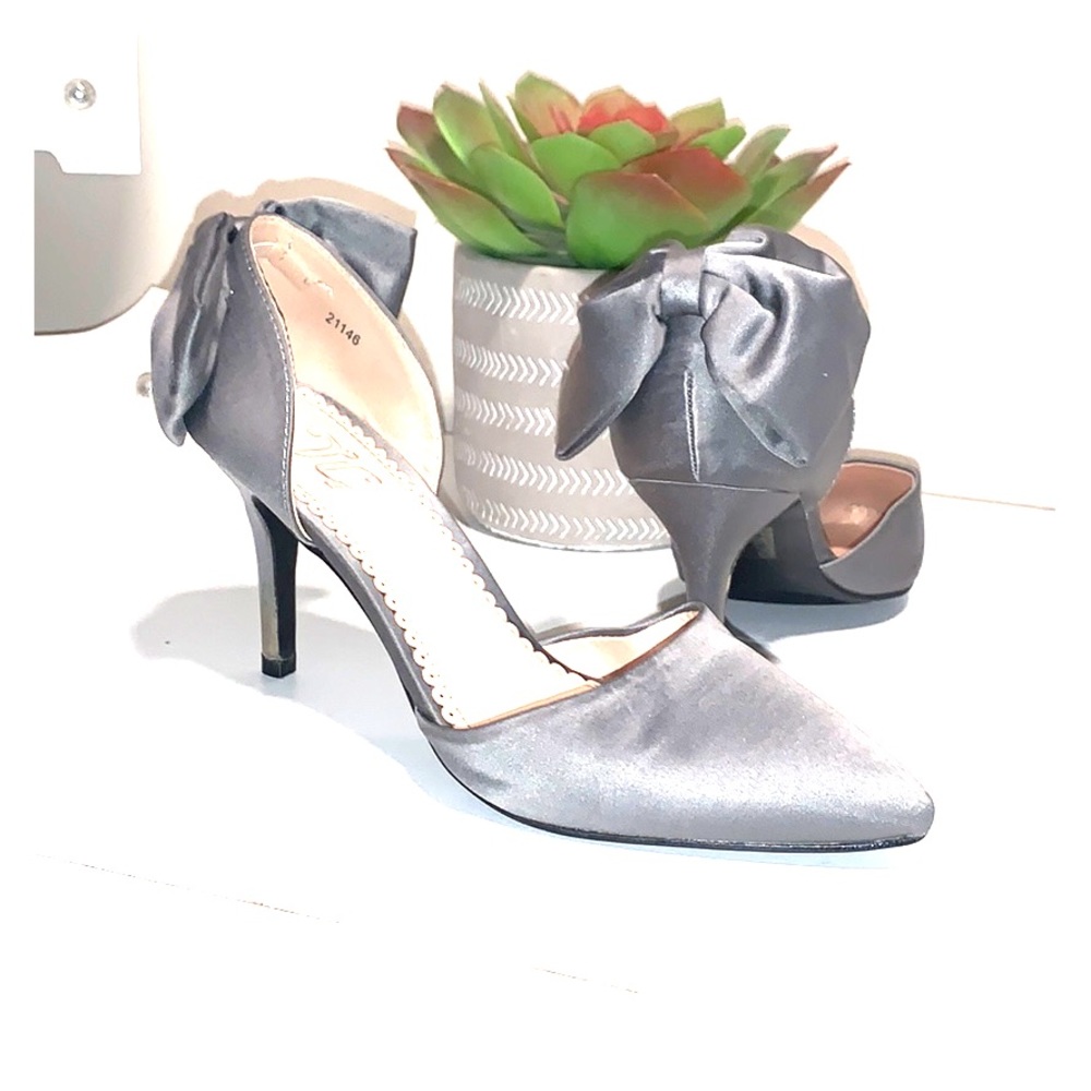 Dressy satin heels with bow